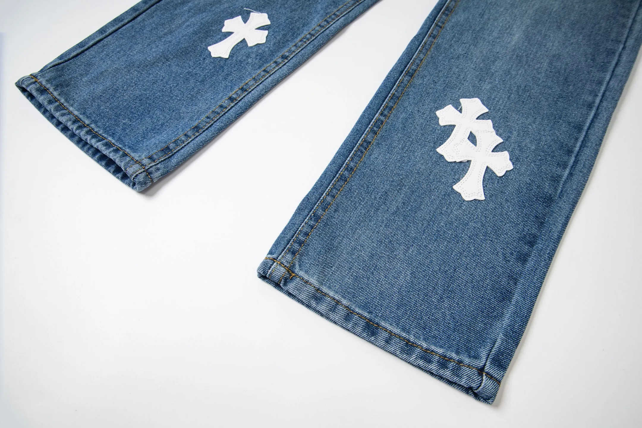P210 Chrome Hearts jeans, blue and white leather. It is well known that chromehearts jeans use vintage Levis jeans as the base for creation. They usually add their own unique silver buckles and silver ornaments, plus leather embellishments. This is the reason why the value of these vintage jeans doubles, because the base is vintage jeans, and the jeans themselves have become very soft and comfortable after years of baptism. This can be distinguished from ordinary jeans. Regarding the size, you should also refer to the pants data. Style number: 1780# Size: 28 30 32 34 36